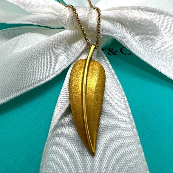 Tiffany & Co. Vintage Angela Cummings Feather Necklace 18k Yellow Gold 🪶 - Picture 3 of 9